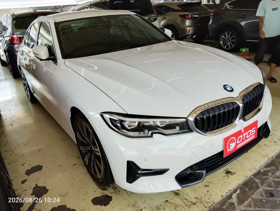 Foto Mobil Bekas Kanan Depan BMW 320i 2.0 tahun 2022