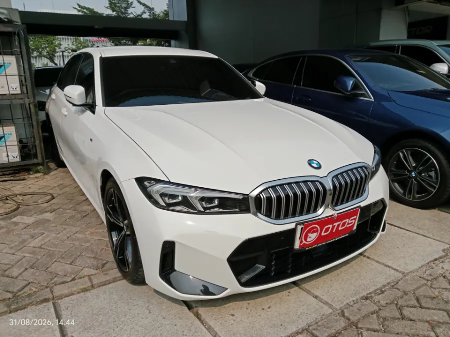 Foto Mobil Bekas Kanan Depan BMW 320i 2.0 tahun 2022