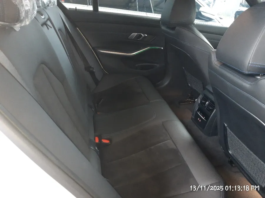 Foto Mobil Bekas Kabin Belakang BMW 320i 2.0 tahun 2023