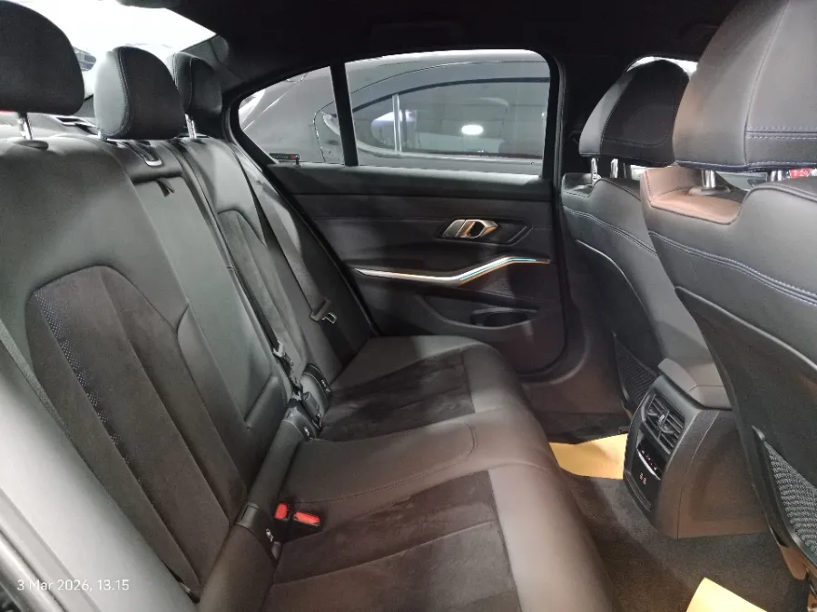 Foto Mobil Bekas Kabin Belakang BMW 320i 2.0 tahun 2023