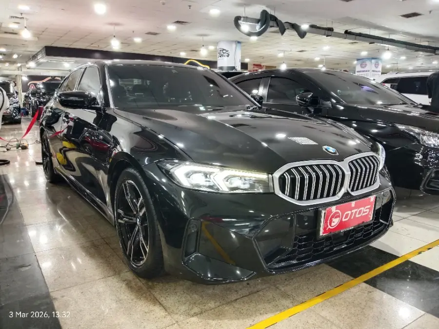 Foto Mobil Bekas Kanan Depan BMW 320i 2.0 tahun 2023