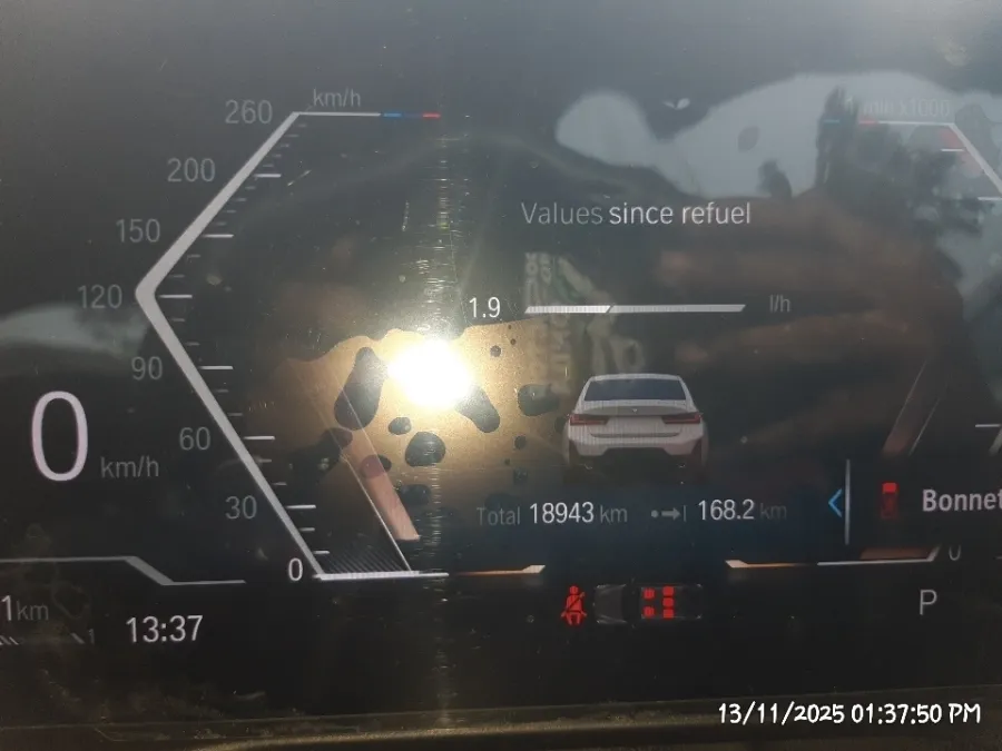 Foto Mobil Bekas Odometer BMW 320i 2.0 tahun 2023