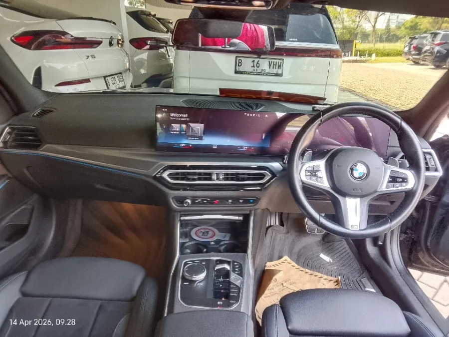 Foto Mobil Bekas Dashboard BMW 320i 2.0 tahun 2024