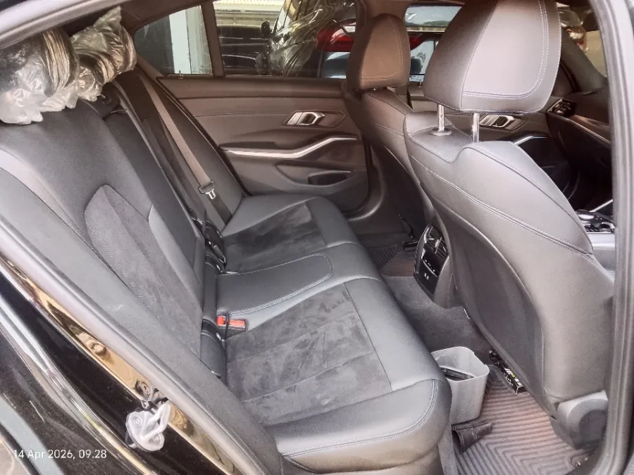 Foto Mobil Bekas Kabin Belakang BMW 320i 2.0 tahun 2024