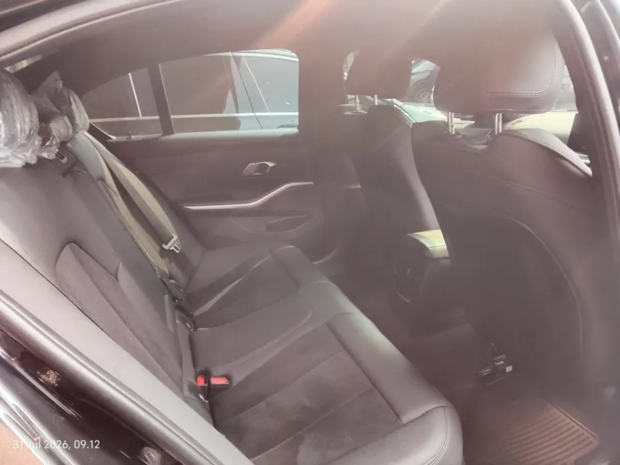 Foto Mobil Bekas Kabin Belakang BMW 320i 2.0 tahun 2024