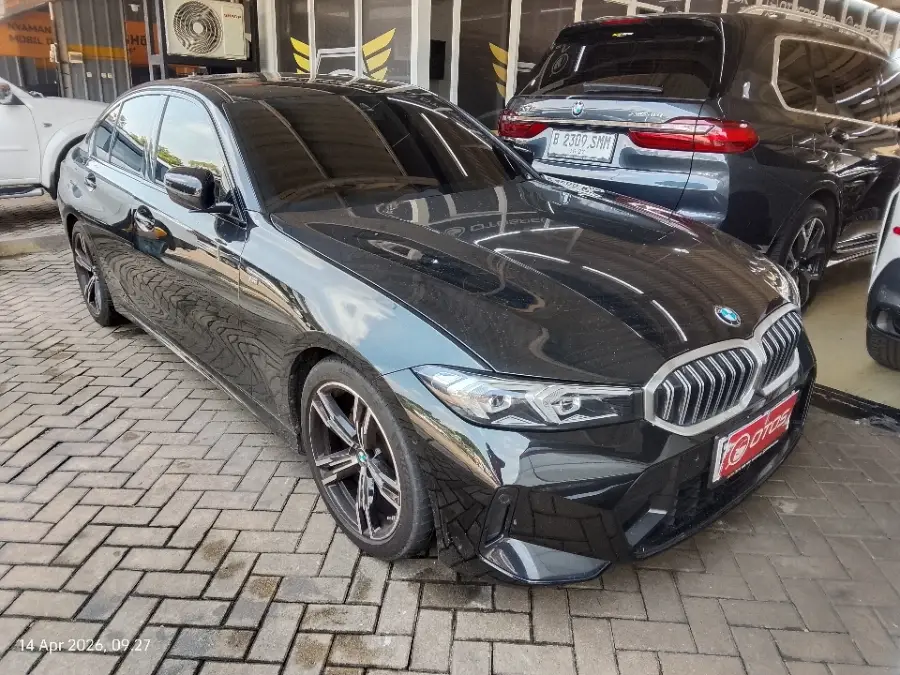 Foto Mobil Bekas Kanan Depan BMW 320i 2.0 tahun 2024