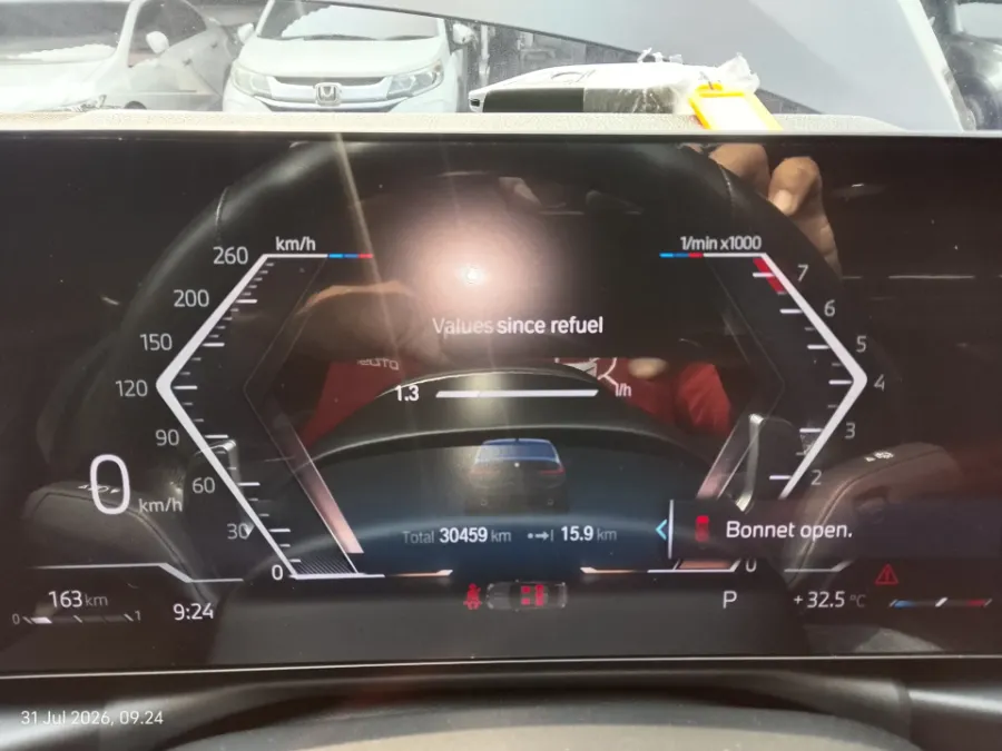 Foto Mobil Bekas Odometer BMW 320i 2.0 tahun 2024