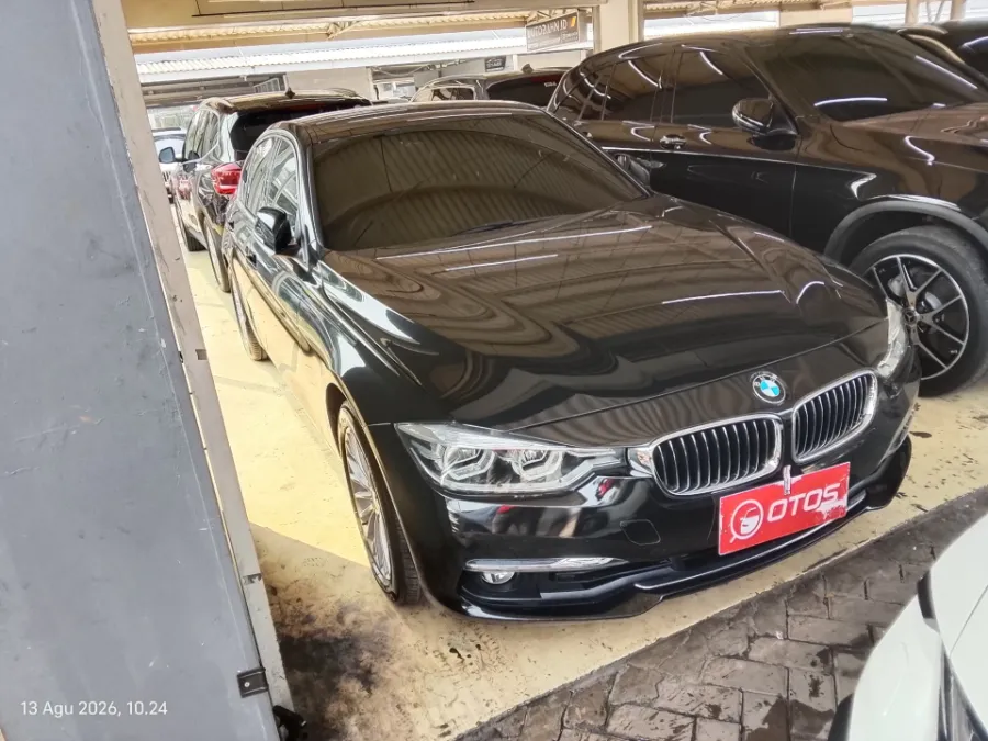 Foto Mobil Bekas Kanan Depan BMW 320i 2.0 Luxury tahun 2018