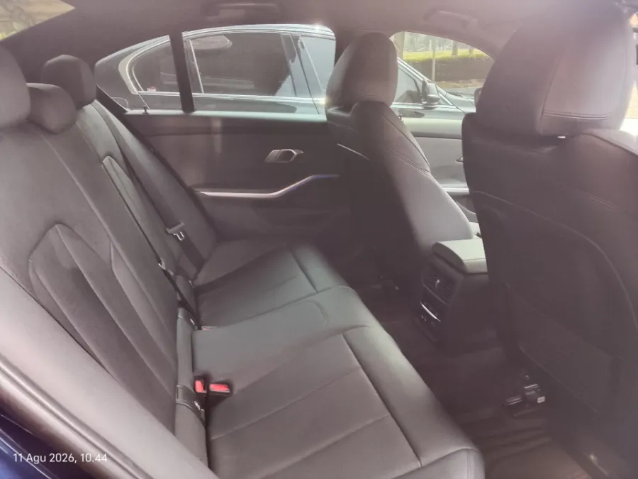 Foto Mobil Bekas Kabin Belakang BMW 320i 2.0 M Sport tahun 2020