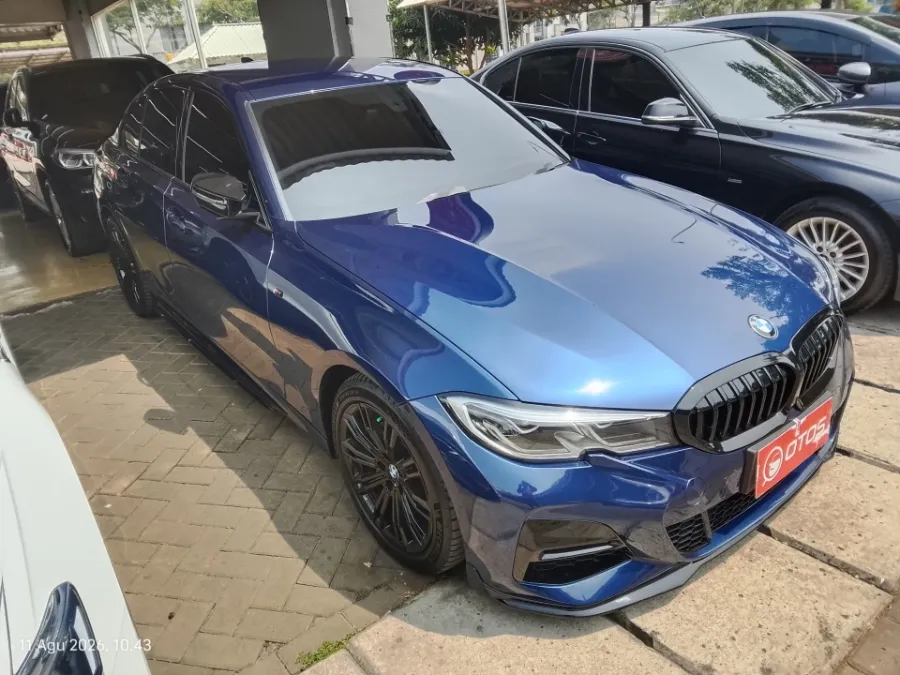 Foto Mobil Bekas Kanan Depan BMW 320i 2.0 M Sport tahun 2020