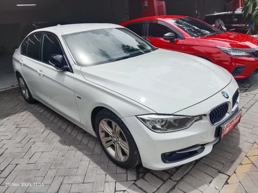 Foto Mobil Bekas Kanan Depan BMW 320i 2.0 N20 tahun 2014