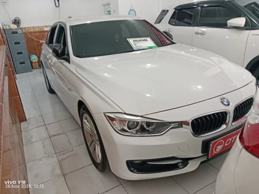 Foto Mobil Bekas Kanan Depan BMW 320i 2.0 N20 tahun 2015