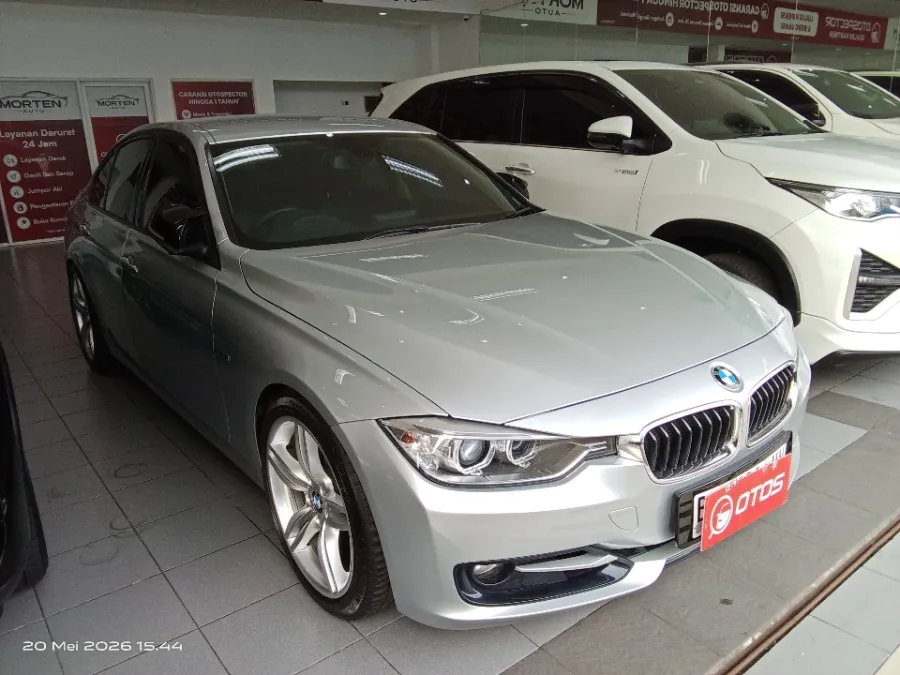 Foto Mobil Bekas Kanan Depan BMW 320i 2.0 N20 tahun 2015