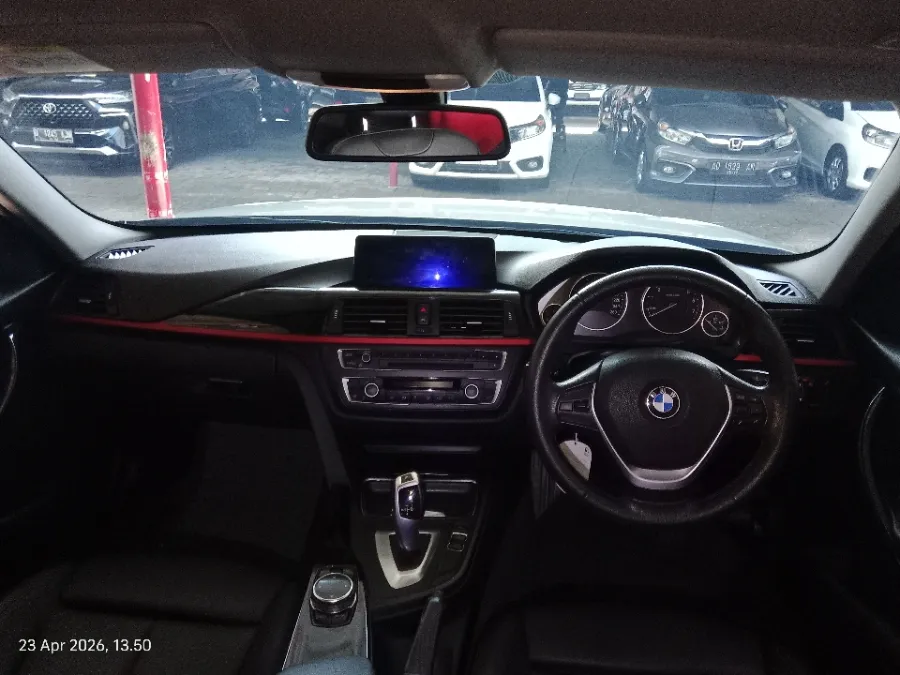 Foto Mobil Bekas Dashboard BMW 320i 2.0 Sport tahun 2014