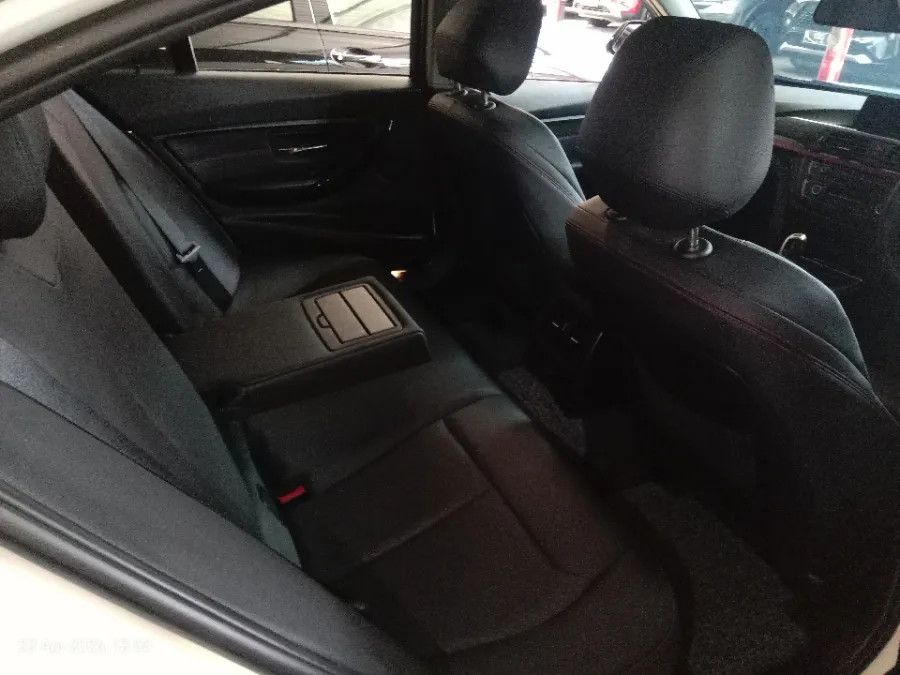 Foto Mobil Bekas Kabin Belakang BMW 320i 2.0 Sport tahun 2014
