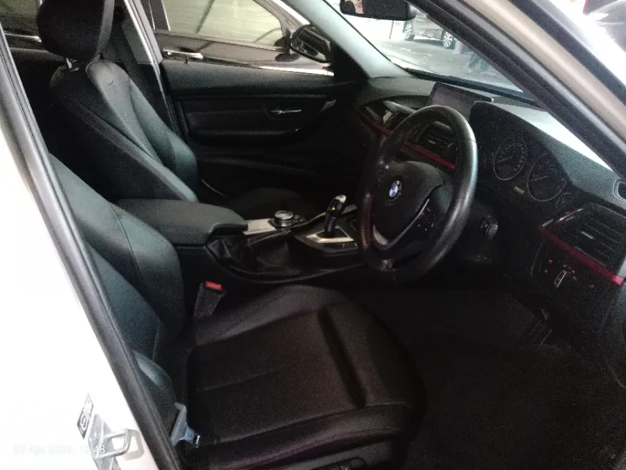 Foto Mobil Bekas Kabin Depan BMW 320i 2.0 Sport tahun 2014