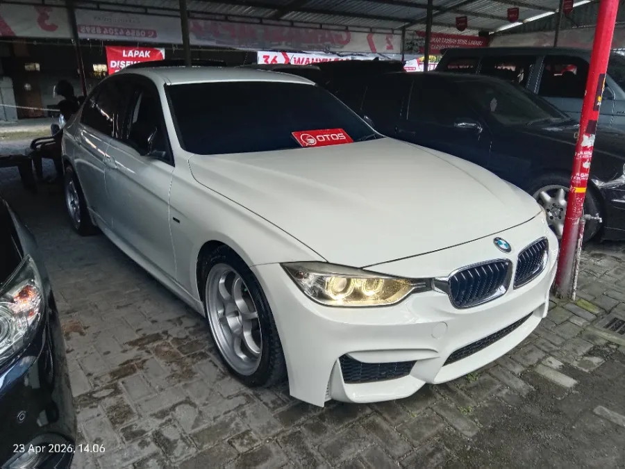 Foto Mobil Bekas Kanan Depan BMW 320i 2.0 Sport tahun 2014