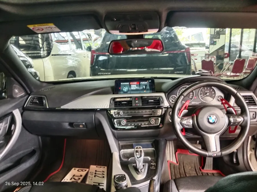 Foto Mobil Bekas Dashboard BMW 330i 2.0 tahun 2016