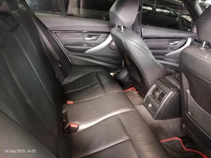 Foto Mobil Bekas Kabin Belakang BMW 330i 2.0 tahun 2016