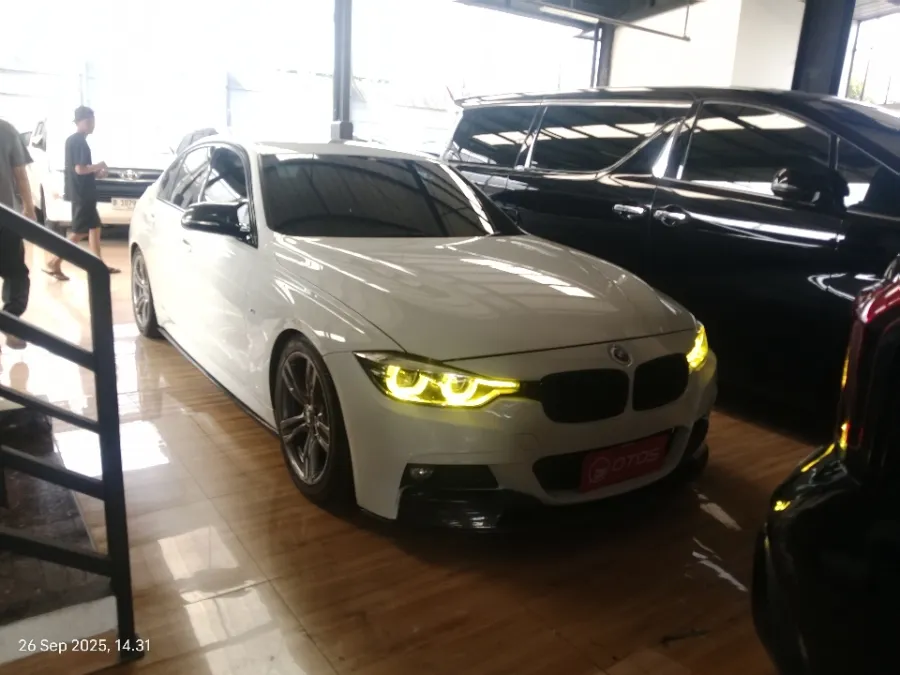 Foto Mobil Bekas Kanan Depan BMW 330i 2.0 tahun 2016