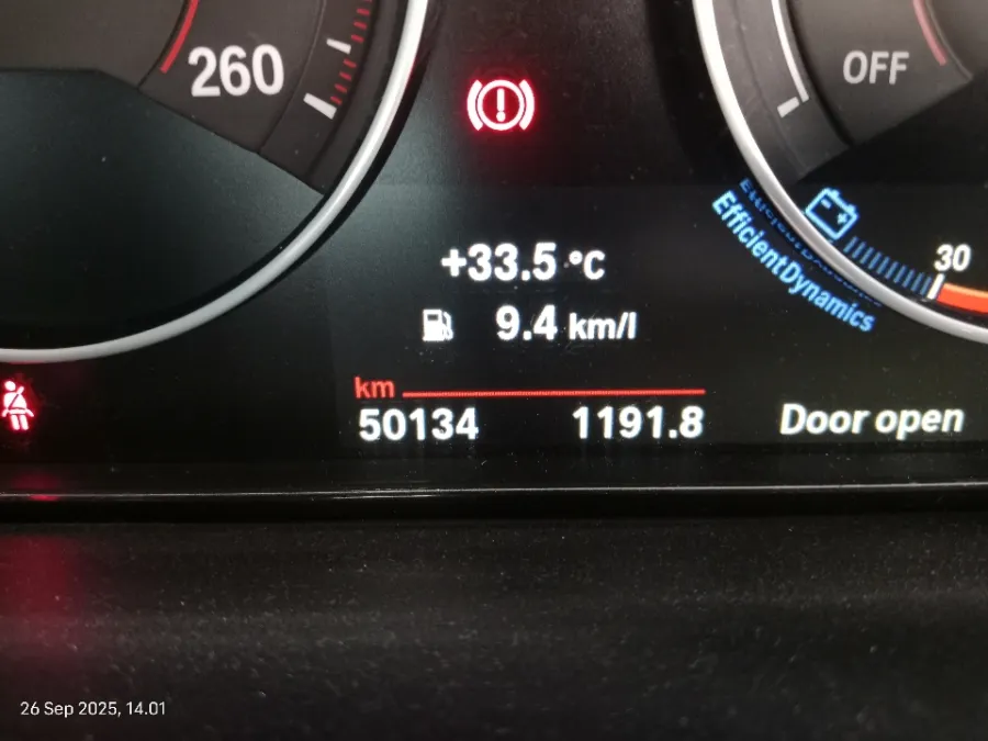 Foto Mobil Bekas Odometer BMW 330i 2.0 tahun 2016