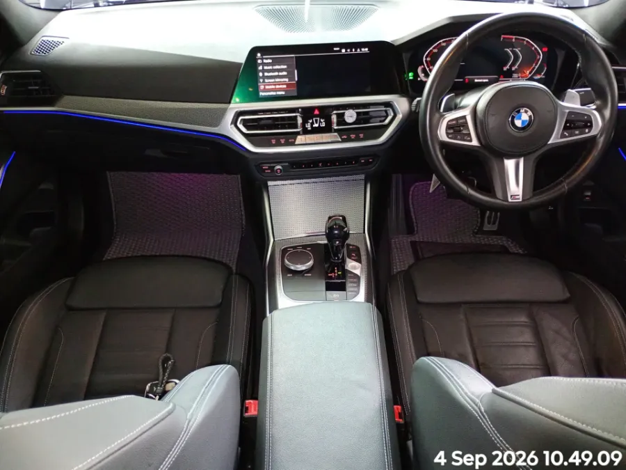 Foto Mobil Bekas Dashboard BMW 330i 2.0 tahun 2019
