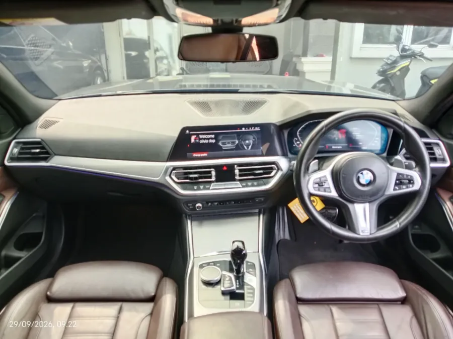 Foto Mobil Bekas Dashboard BMW 330i 2.0 tahun 2019