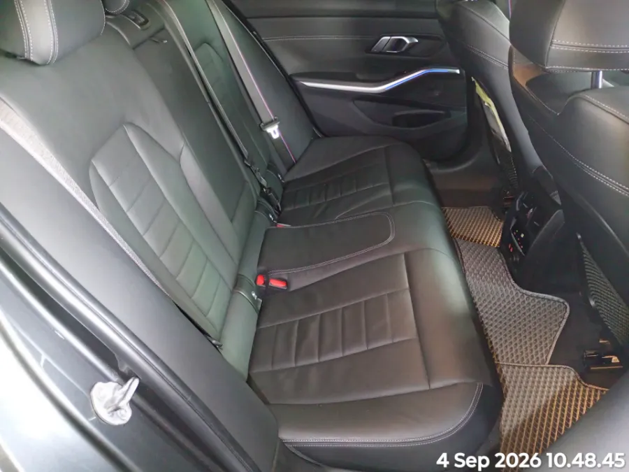 Foto Mobil Bekas Kabin Belakang BMW 330i 2.0 tahun 2019