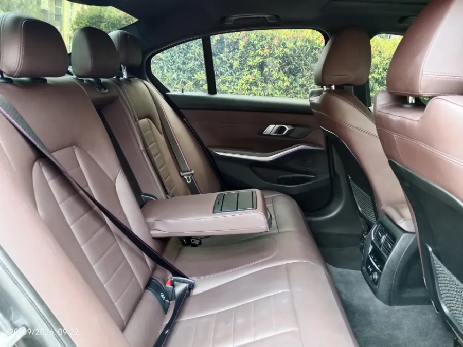 Foto Mobil Bekas Kabin Belakang BMW 330i 2.0 tahun 2019