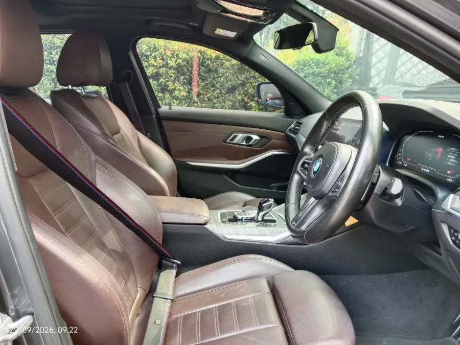 Foto Mobil Bekas Kabin Depan BMW 330i 2.0 tahun 2019