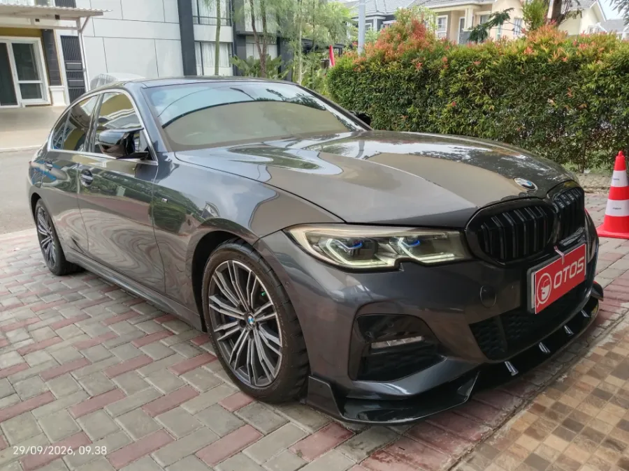 Foto Mobil Bekas Kanan Depan BMW 330i 2.0 tahun 2019