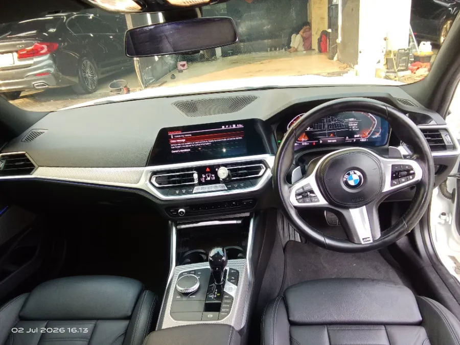 Foto Mobil Bekas Dashboard BMW 330i 2.0 tahun 2021