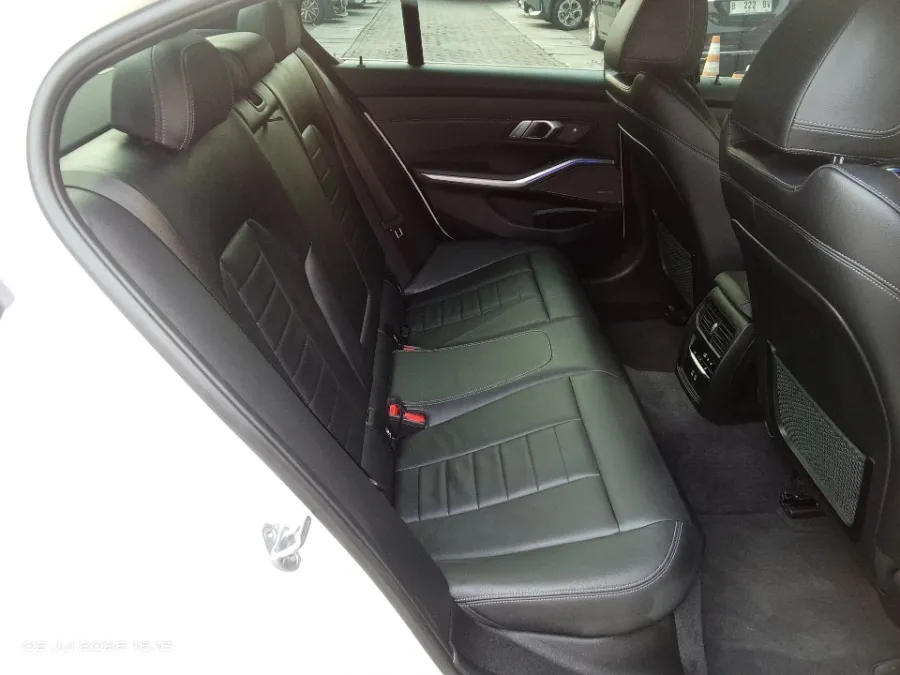 Foto Mobil Bekas Kabin Belakang BMW 330i 2.0 tahun 2021