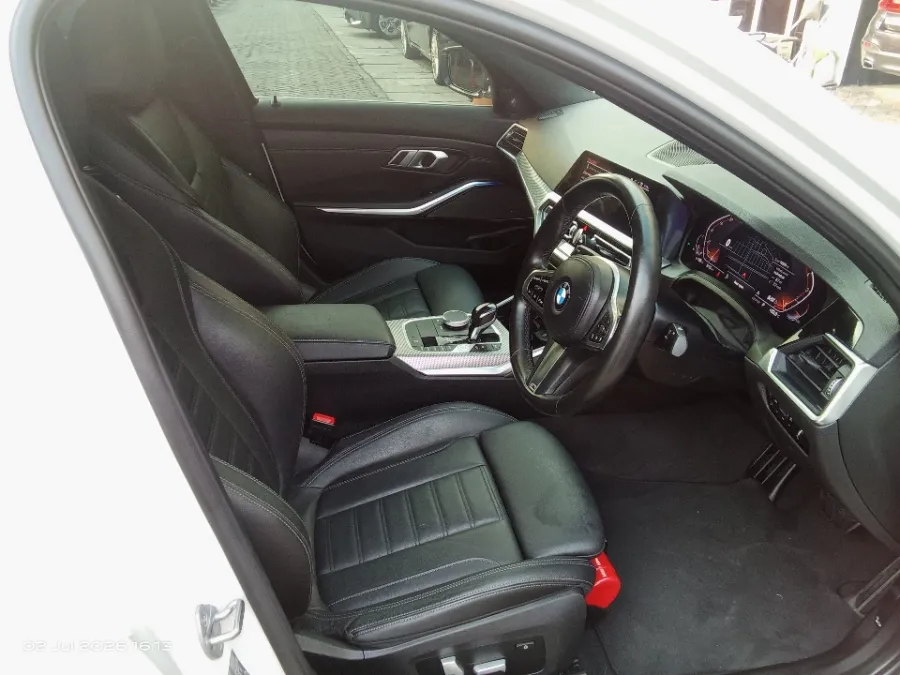 Foto Mobil Bekas Kabin Depan BMW 330i 2.0 tahun 2021
