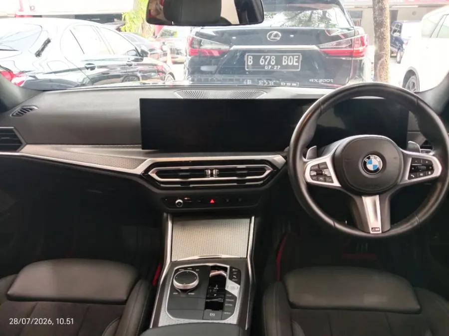 Foto Mobil Bekas Dashboard BMW 330i 2.0 tahun 2022