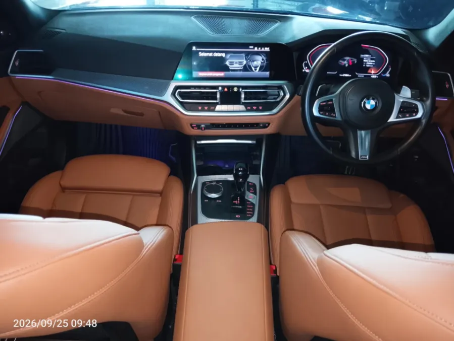 Foto Mobil Bekas Dashboard BMW 330i 2.0 tahun 2022