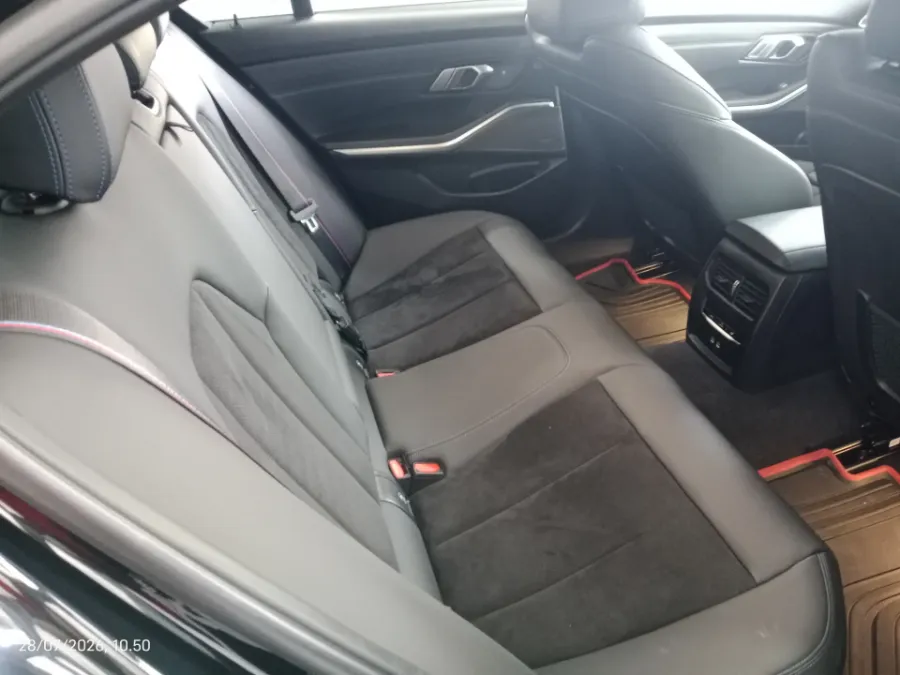 Foto Mobil Bekas Kabin Belakang BMW 330i 2.0 tahun 2022