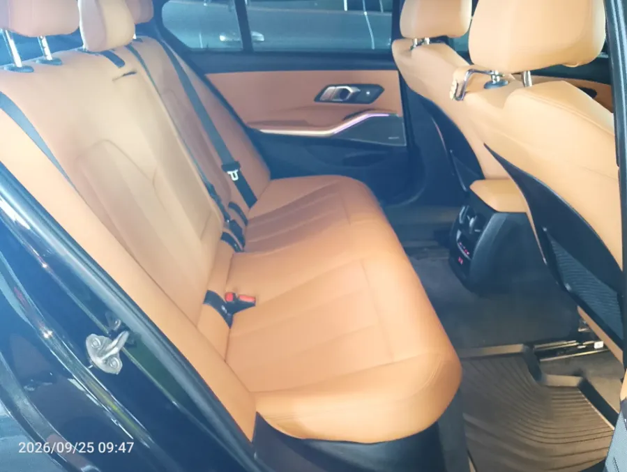 Foto Mobil Bekas Kabin Belakang BMW 330i 2.0 tahun 2022