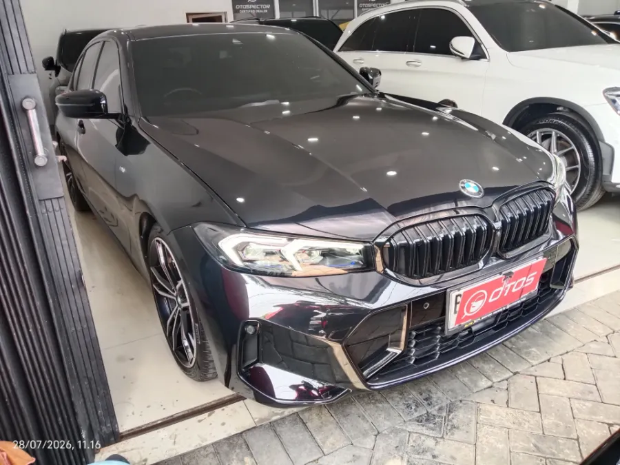 Foto Mobil Bekas Kanan Depan BMW 330i 2.0 tahun 2022