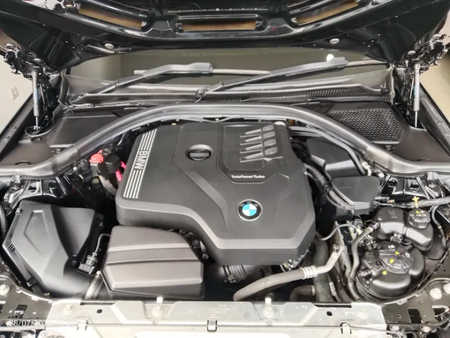 Foto Mobil Bekas Mesin BMW 330i 2.0 tahun 2022