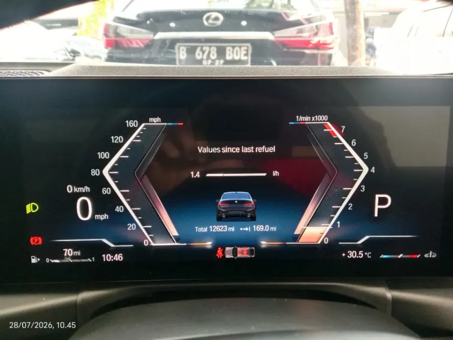 Foto Mobil Bekas Odometer BMW 330i 2.0 tahun 2022