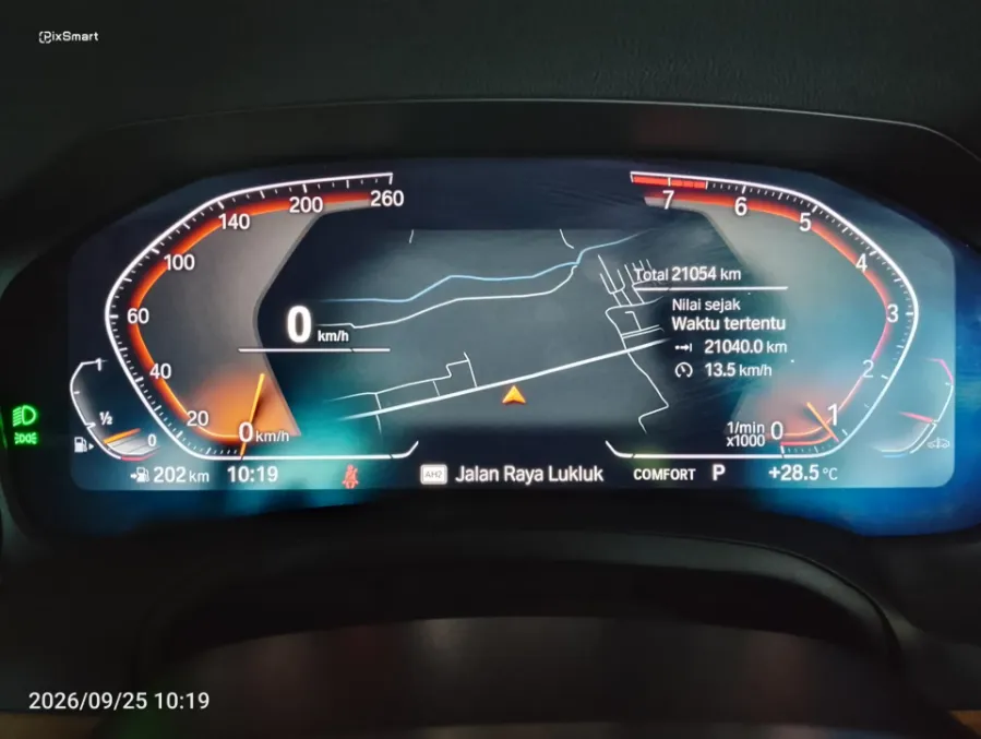 Foto Mobil Bekas Odometer BMW 330i 2.0 tahun 2022