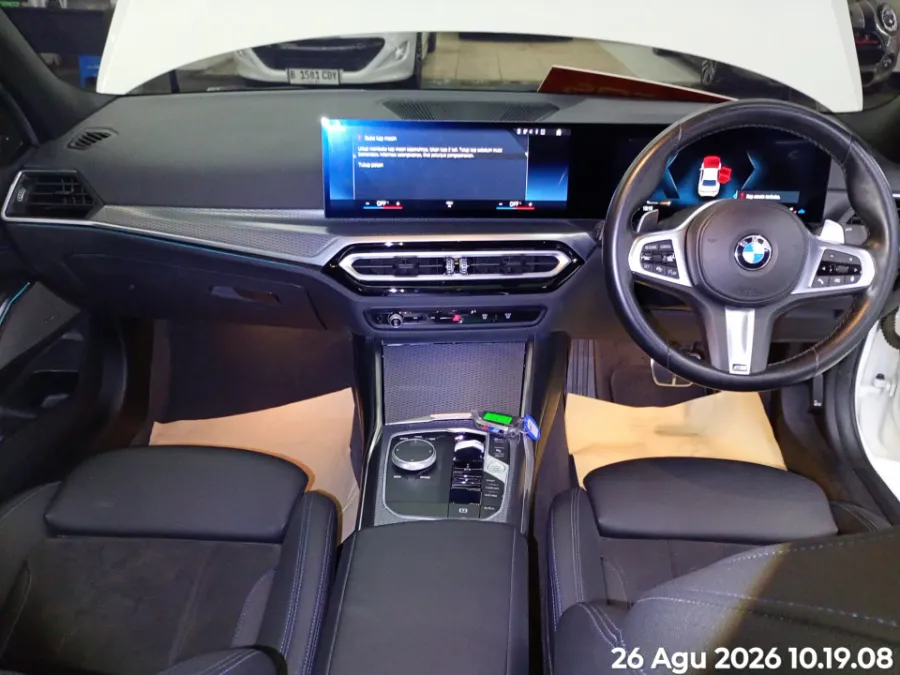 Foto Mobil Bekas Dashboard BMW 330i 2.0 tahun 2023