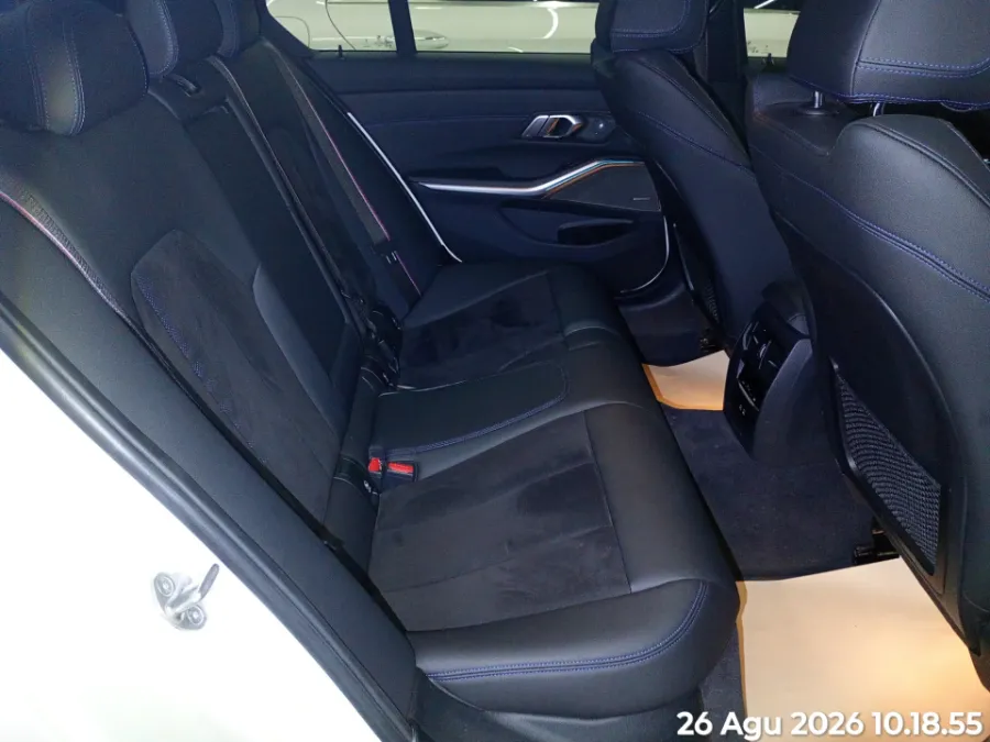 Foto Mobil Bekas Kabin Belakang BMW 330i 2.0 tahun 2023