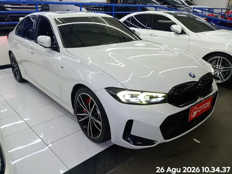 Foto Mobil Bekas Kanan Depan BMW 330i 2.0 tahun 2023