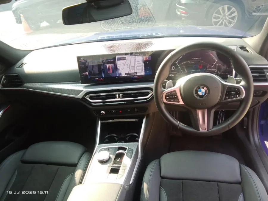 Foto Mobil Bekas Dashboard BMW 330i 2.0 tahun 2024