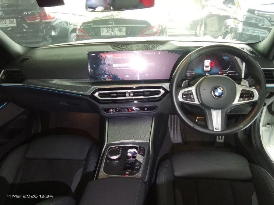 Foto Mobil Bekas Dashboard BMW 330i 2.0 tahun 2024
