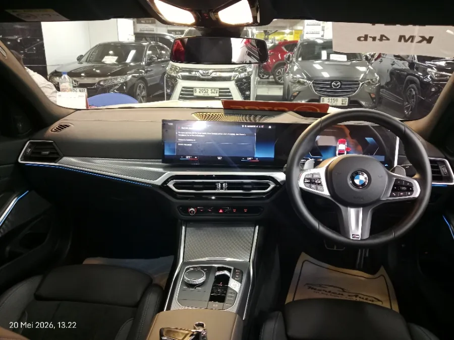 Foto Mobil Bekas Dashboard BMW 330i 2.0 tahun 2024
