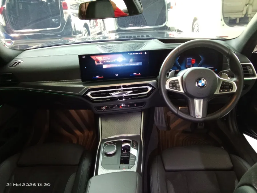 Foto Mobil Bekas Dashboard BMW 330i 2.0 tahun 2024