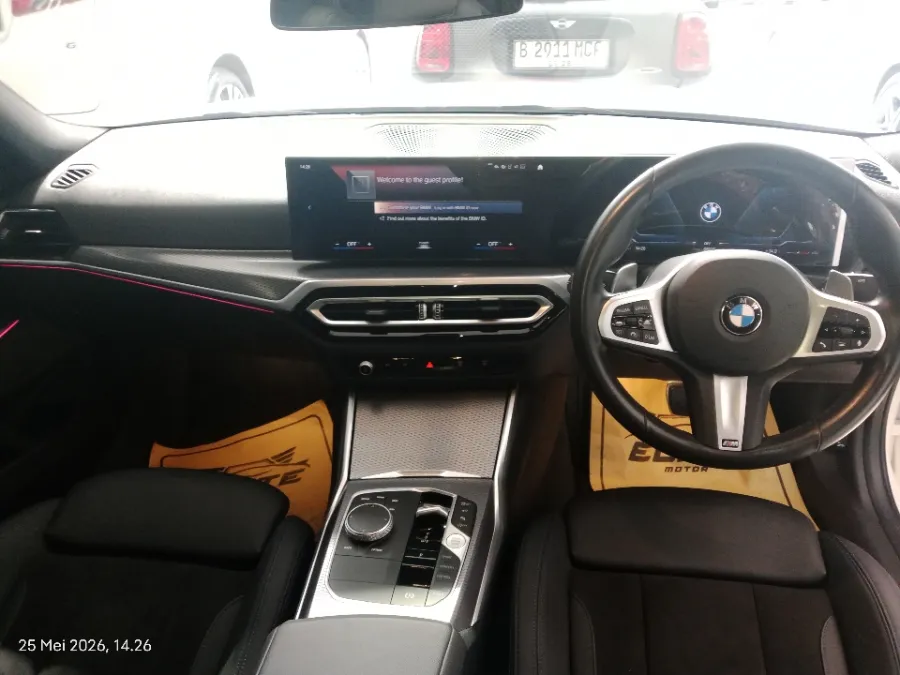 Foto Mobil Bekas Dashboard BMW 330i 2.0 tahun 2024